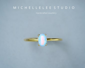 Minimalistischer blauer Feueropal Ring, Ovaler Opalring, 14K Gold und Silber überzogener Feueropal Bead Ring