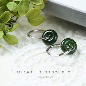 Créoles en jade naturel et collier avec pendentif assorti, jade vert foncé, pierre précieuse en forme de beignet