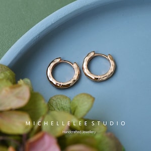 Orecchini Huggie Hoop martellati semplici e minimalisti in argento sterling, gioielli geometrici semplici