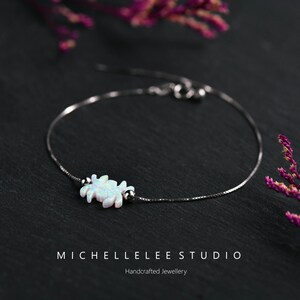 Halloween spindelopalarmband, eldopal tarantelarmband, vitt och svart opalarmband med kedja i sterlingsilver, opalsmycken bild 3