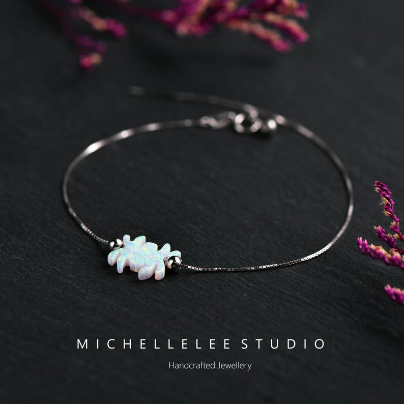 Halloween spindelopalarmband, eldopal tarantelarmband, vitt och svart opalarmband med kedja i sterlingsilver, opalsmycken bild 3