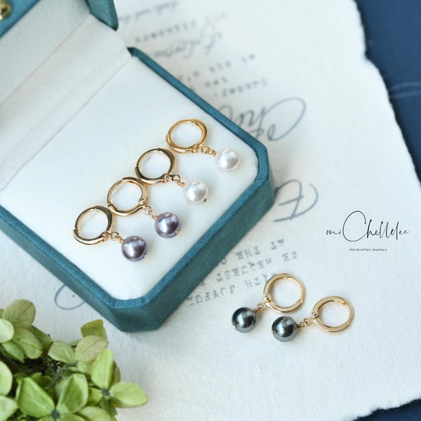 Dangling Pearl Huggie Hoops Boucles d'oreilles, 14K Gold Plated White Purple and Black Pearl Hoop Boucles d'oreilles, Design géométrique minimaliste