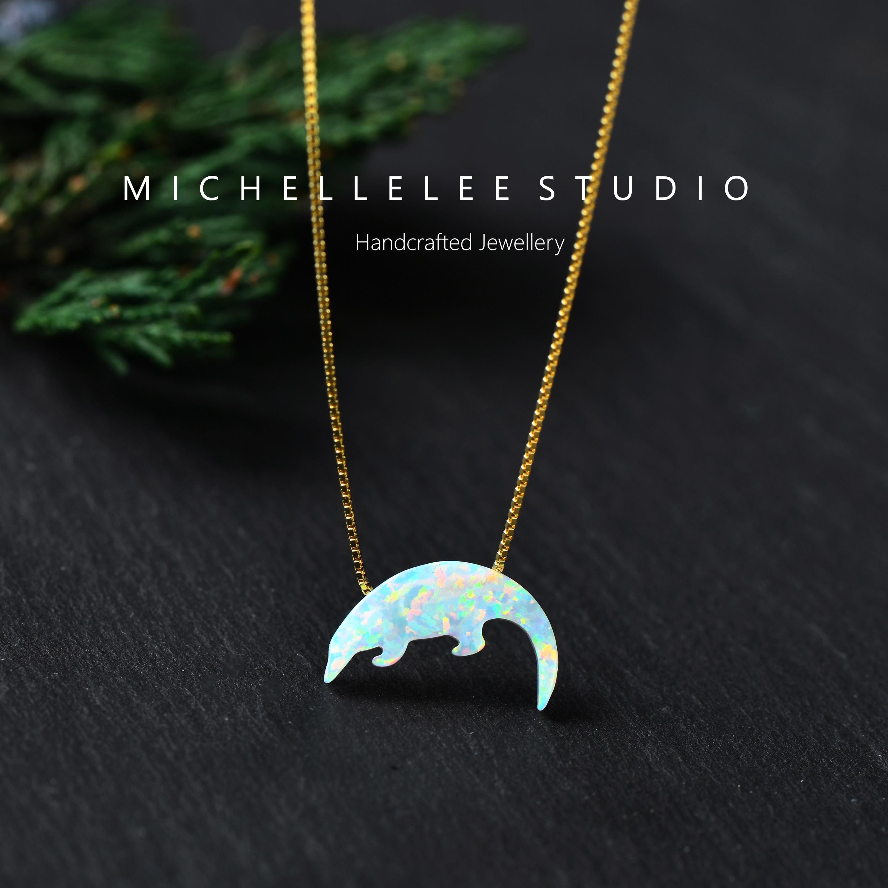 オパール センザンコウ ネックレス、スターリングシルバーチェーン付きファイアーオパールネックレス、森の守護者、動物