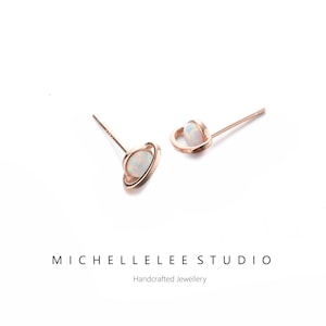 White Fire Opal Planet Stud Oorbellen, Saturn Oorbellen, 18K vergulde Fire Opal Bead Stud, minimalistisch geometrisch afbeelding 9