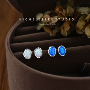 Pendientes de ópalo blanco y azul martillado, pendientes de ópalo de fuego, pendientes ovalados de plata de ley, piedra de nacimiento