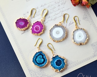 Boucles d'oreilles crochet brutes en agate brute, boucles d'oreilles en cristal avec trou et grappe, boucles d'oreilles tranche d'agate avec collier assorti