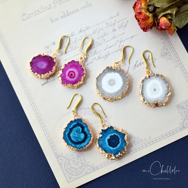 Boucles d'oreilles crochet brutes en agate brute, boucles d'oreilles en cristal avec trou et grappe, boucles d'oreilles tranche d'agate avec collier assorti