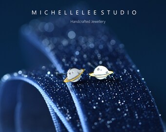 Orecchini in argento Act 925m. Motivo donna sette millimetri Pianeta Saturno. anello di 13 mm. chiudi Pressione