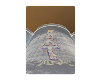 Placa de metal com grafite em silo | Decoração de parede urbana industrial