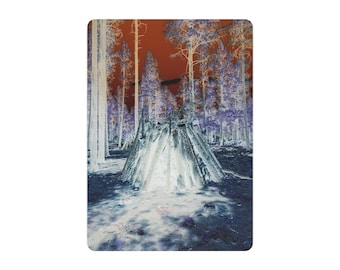 Placa de metal com fogueira invertida na floresta | Fotografia surreal de bosque
