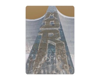 Placa de metal com grafite vertical em negrito 'ROAR' | Decoração de parede industrial
