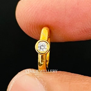 ベゼルセット天然ダイヤモンドフープ、14Kソリッドゴールドシングルベゼルセットダイヤモンドフープイヤリング、ベゼルセットダイヤモンドフープイヤリング