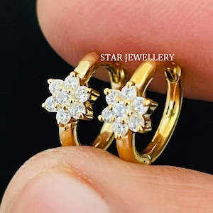 Orecchino a cerchio Huggie con sette diamanti, orecchino a cerchio con fiore singolo in oro massiccio 14K e diamanti, orecchino a cerchio con quadrifoglio e diamanti per bambini, regalo di laurea