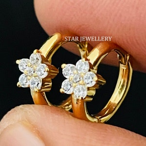 Orecchino a cerchio con fiore singolo in oro massiccio 14K e diamanti, orecchino a cerchio con quadrifoglio e diamanti per bambini, regalo di laurea, orecchino a cerchio con diamanti naturali per bambini