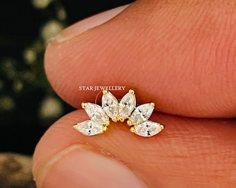 Piercing de flor de loto en oro de 14 quilates: diamante con circonita cúbica en el lóbulo de la oreja, hélix y trago.