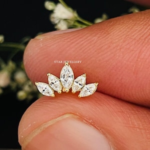 14K ソリッド ゴールド ロータス スタッド ダイヤモンド ピアス、耳たぶ、トラガス、ヘリックス、コンク用ロータス フラワー ピアス、CZ 付きロータス フラワー ピアス。