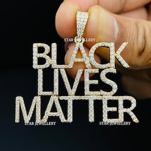 Colgante Black Lives Matter de plata 925 con moissanita, colgante Black Lives Matter con moissanita, colgante BLM de moissanita, colgante BLM de hip hop
