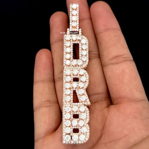Colgante de letra vertical con moissanita VVS con acabado helado, colgante de letra con moissanita baguette VVS con acabado helado personalizado para hombre, colgante unisex con acabado helado