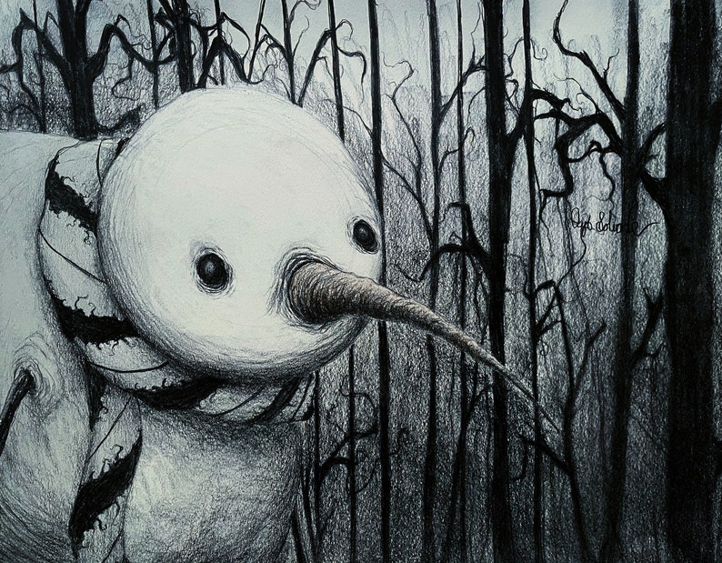 Puede incluir: Un dibujo a l&aacute;piz en blanco y negro de una criatura con una nariz larga y una bufanda en un bosque oscuro. La criatura tiene una cabeza grande y redonda y ojos peque&ntilde;os.