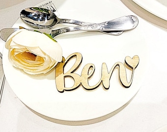 Tarjetas de mesa de madera cortadas con láser: Etiquetas para nombres de mesa de boda