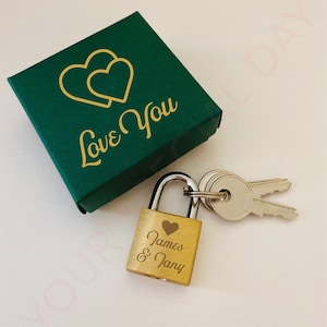 Piccolo lucchetto personalizzato personalizzato, lucchetto inciso, lucchetto dell&#39;amore, regalo per coppie, lucchetto di nozze, regalo di fidanzamento, lucchetto e chiave, targhetta per cani.