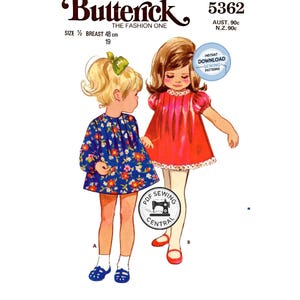 Puede incluir: Patrón de costura Butterick vintage con dos niñas con vestidos. Una lleva un vestido floral azul, la otra un vestido rojo. El patrón incluye el texto "Butterick" y "5362". Contorno de pecho 48 cm.