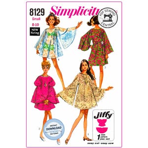 Pode incluir: Um envelope de molde de costura Simplicity 8129 com quatro ilustrações de vestidos curtos com mangas largas. O texto inclui 8129, Small, 8-10, NEW Sizing, PDF Sewing Central, Jiffy, 1 main pattern piece each e easy cut easy sew.