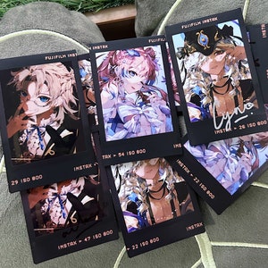 Puede incluir: Cinco fotos instantáneas con marcos negros y bordes blancos. Cada foto presenta un personaje de anime diferente con un estilo y una paleta de colores únicos. Las fotos están etiquetadas con "INSTAX" y la velocidad ISO.