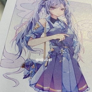 Puede incluir: Una ilustraci&oacute;n digital de un personaje de anime de cabello morado que lleva un vestido azul y morado con cuello blanco y ribetes dorados. El personaje sostiene un peque&ntilde;o bolso azul y dorado con un dise&ntilde;o floral. El fondo es un degradado azul claro y blanco con un patr&oacute;n de nubes.