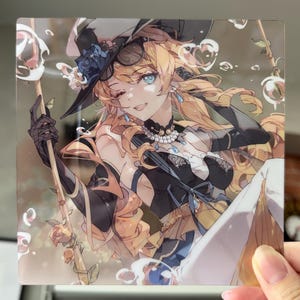 Può includere: Illustrazione in stile anime di una donna con capelli biondi, occhi blu e un cappello nero con fiori blu. Indossa un abito bianco e nero con una collana di perle e tiene in mano un bastone con rose. Tema fantasy.