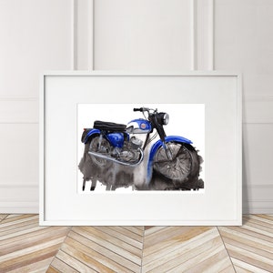 Pode incluir: Uma pintura a aquarela de uma motocicleta vintage azul com um tanque branco e detalhes pretos. A motocicleta está sobre um fundo branco com uma lavagem de aquarela preta.