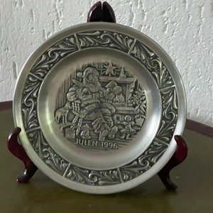 Piatto in peltro realizzato ad Arendal Norvegia in occasione del Natale 1996 design Astri Holthe Diametro 18,5 cm