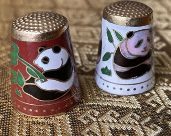 Set/2 Cloisonne koperen vingerhoedjes met Panda beren - ca. 2,5 cm hoog /  1 inch  Vintage   souvenir - thimble