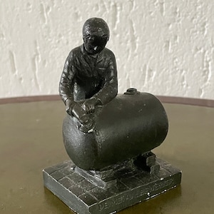 Statue The Metalworker - old professions from Holland Approx. 10.5 cm high. Vintage Statues are numbered and signed