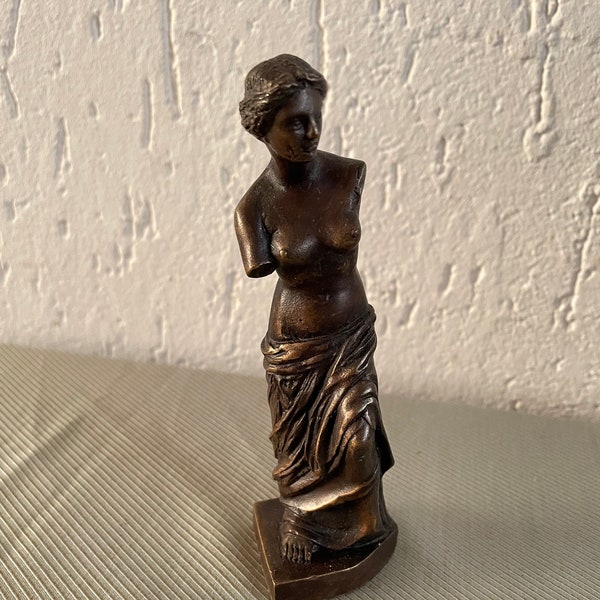 Statue en bronze Vénus de Milo - Aphrodite de Mélos. Concerne une reproduction en bronze 15 cm / 6 pouces.Bon état. Femme nue. grec