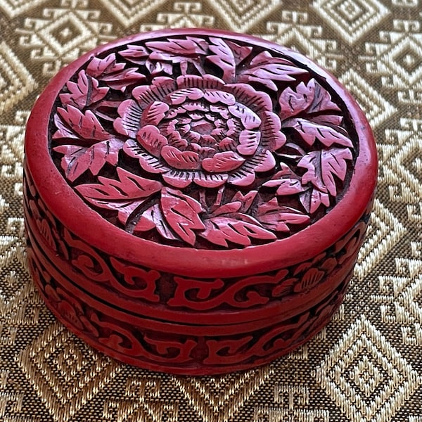 Vintage Chinese Cinnabar Carved Design Jewelry Box Rings box - Decor peonies and leaves Cinnamon wood - 6 cm diameter Unique Laque