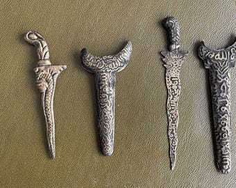 Keris Jengkung Nogososro Java Indonesië / Kies uit 2 maten 7,5 of 9 cm. Kleine keris talisman bescherming tegen demonen geesten en gevaar.