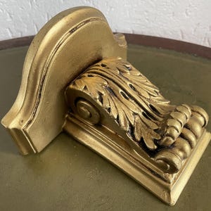 Wooden gilded wall console. Wood and gold. 14x9 cm shelf 12 cm high. In good condition. Vintage Spanish fruitwood, circa 1950. Acanthus leaves decoration.