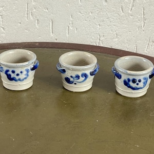 Set aus 3 Kölner Butterdosen für Kräuterbutter, normale Butter etc. Ca. 4,5 cm Durchmesser. Feinsteinzeug. Siehe Fotos.