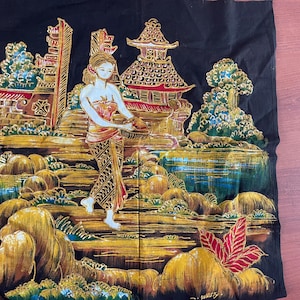 Könnte beinhalten: Ein schwarzer Wandbehang aus Stoff mit einer handgemalten Szene einer Frau in einem goldenen und roten Kleid, die vor einem goldenen und roten Tempel steht. Die Szene spielt vor dem Hintergrund üppiger grüner Vegetation und eines blauen Flusses.