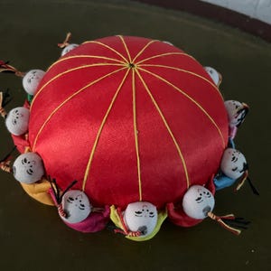 12cm/4.8 inch speldenkussen chinees met 8 poppetjes - rood - Ongebruikt Vintage 1970s Naaigerei, cadeau Gelukspoppetje