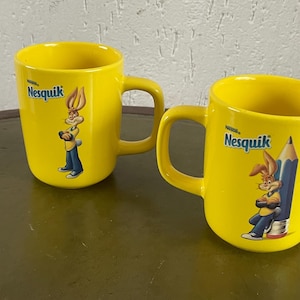 Puede incluir: Un juego de tres cuencos de cerámica anidados en tonos azules, verdes y blancos. Los cuencos presentan un esmalte moteado y un diseño sencillo y moderno. El cuenco más grande mide unos 15 cm de diámetro.