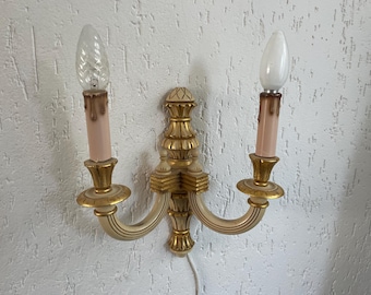 Lámpara de pared española de madera de 38 cm/15 pulgadas - 2 brazos Madera de fruta color crema dorada Ca 1960s Brazos de ancho ajustable