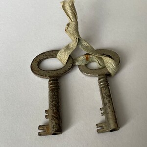 Set/2 identical small antique skeleton keys from Spain - 37mm length.