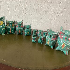 Bali Indonesien Set med 8 gröna träugglor, BOHO-stil, handmålade. 3-10 cm höga. Se text Träsnideri Bali