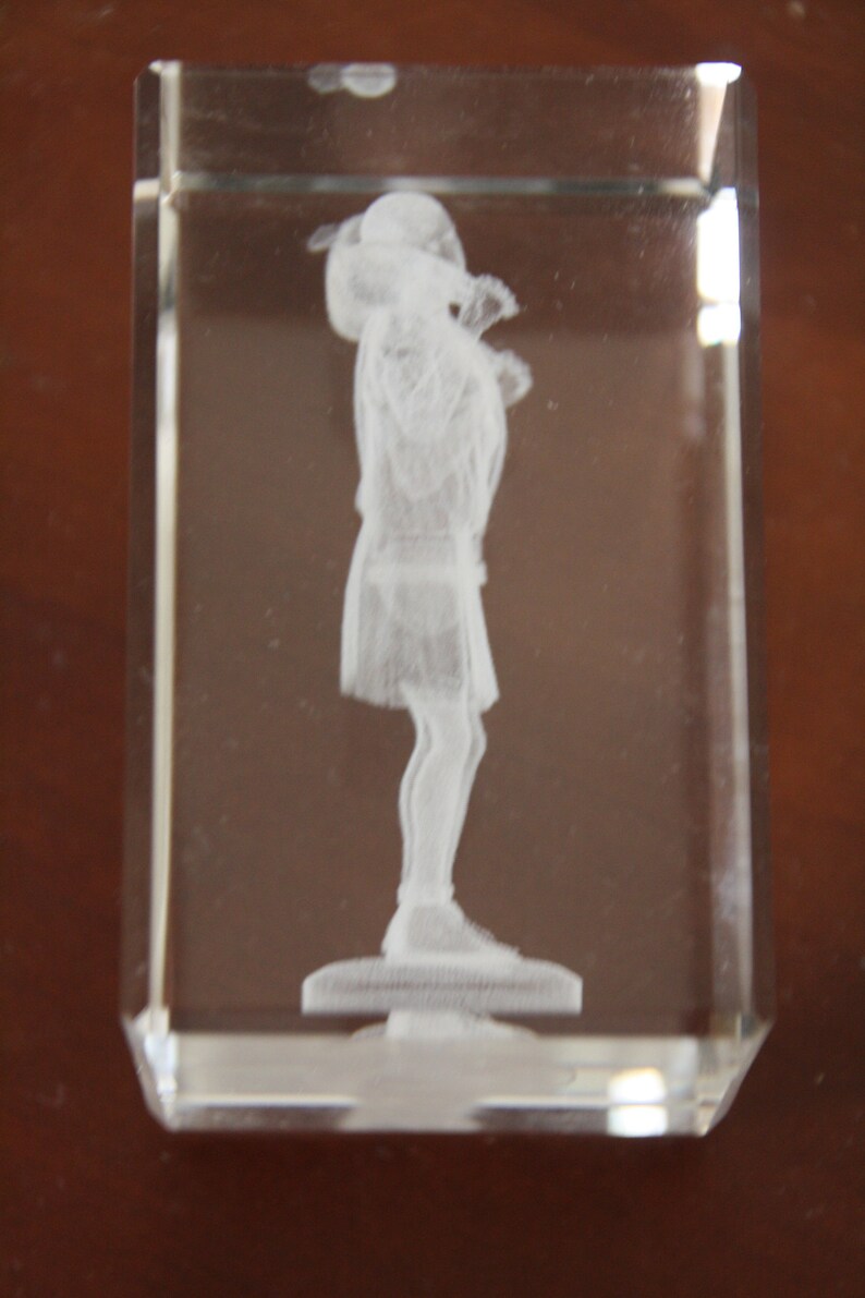 Solid glass press paper 8x5x5 cm with 3D engraved shepherd with sheep over the shoulders