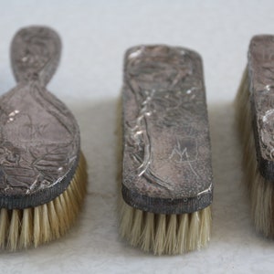 Set di 3 pennelli in argento - firmato e decorato con motivi floreali. Inizio del XX secolo. In ottime condizioni. Periodo tra lo Jugendstil e l&#39;Art Déco.