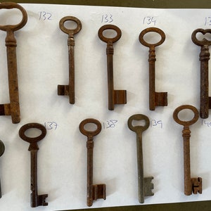 70 different Antique skeleton keys from Spain and Portugal 5 to 13 cm ( 2-5 ") No reproduction - Price is per key. Same price