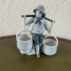 Rauenstein, Turingia, 1890-1920. Pescador francés con cestas. Intacto. Ver texto. Azul de Delft. 14 cm de alto (15 cm). Azul grisáceo.