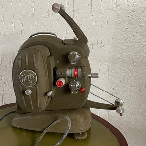 Noris 8 zabytkowy projektor filmowy z lat 50., kompletny z futerałem + kluczami i szpulami. Zobacz zdjęcia i tekst.